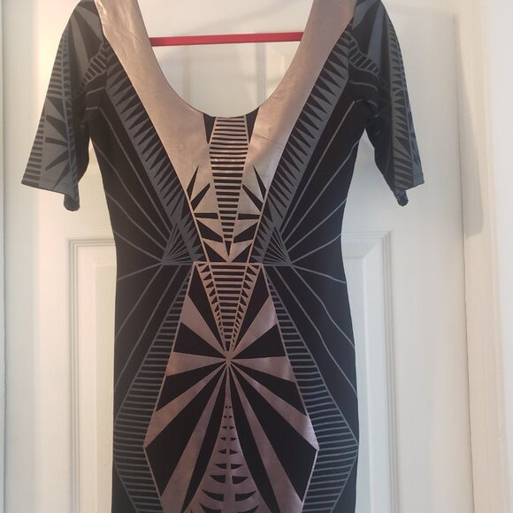 BEBE Odessa Tribal Print back and front - Picture 1 of 3
